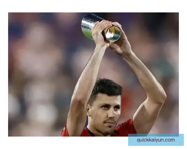 西班牙队中场核心罗德里在国家队表现稳健，逐渐成为球队的关键支柱。